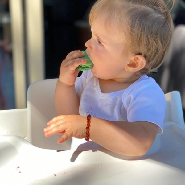 Bracelet d'Ambre porté par un bébé