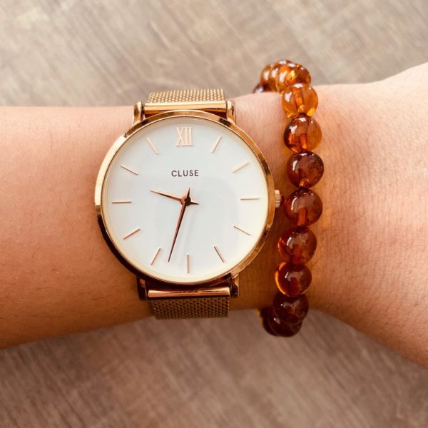 Bracelet d'Ambre pour Femme porté avec une montre Or